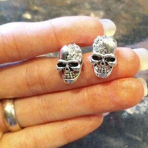 Nwot Skull stud rinestone earrings